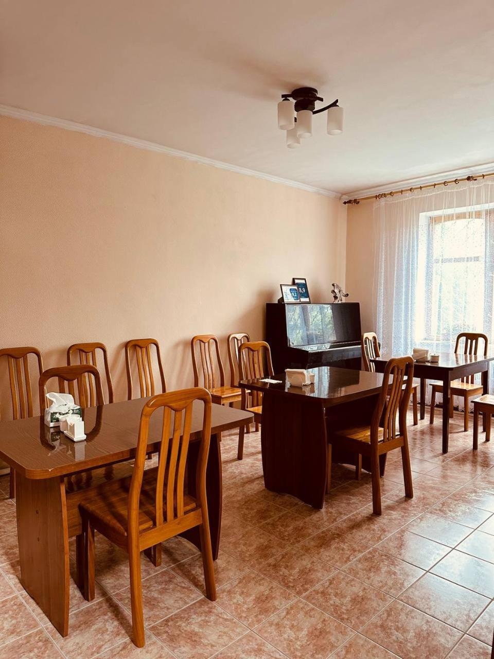 Guest House Crocus Bishkek Ngoại thất bức ảnh